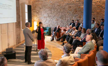 Un momento de la presentación que corrió a cargo de la periodista Cristina Díaz Pardo, de Economía Digital Galicia, y el profesor de Socioloxía Xosé Gabriel Vázquez, coordinador del Atlas