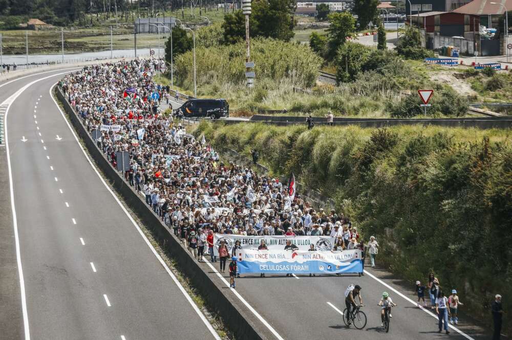 Cientos de personas durante una nueva protesta contra Altri / Europa Press