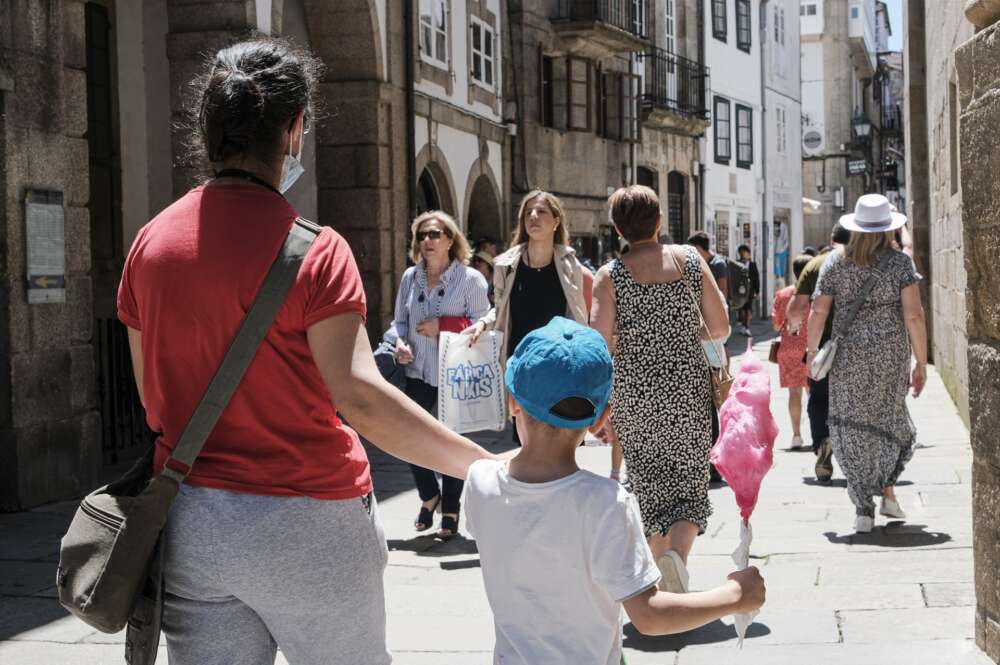 Un grupo de personas camina por las calles de Santiago de Compostela durante las fiestas de la Ascensión / Europa Press