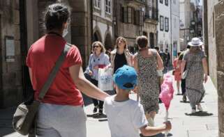 Un grupo de personas camina por las calles de Santiago de Compostela durante las fiestas de la Ascensión / Europa Press