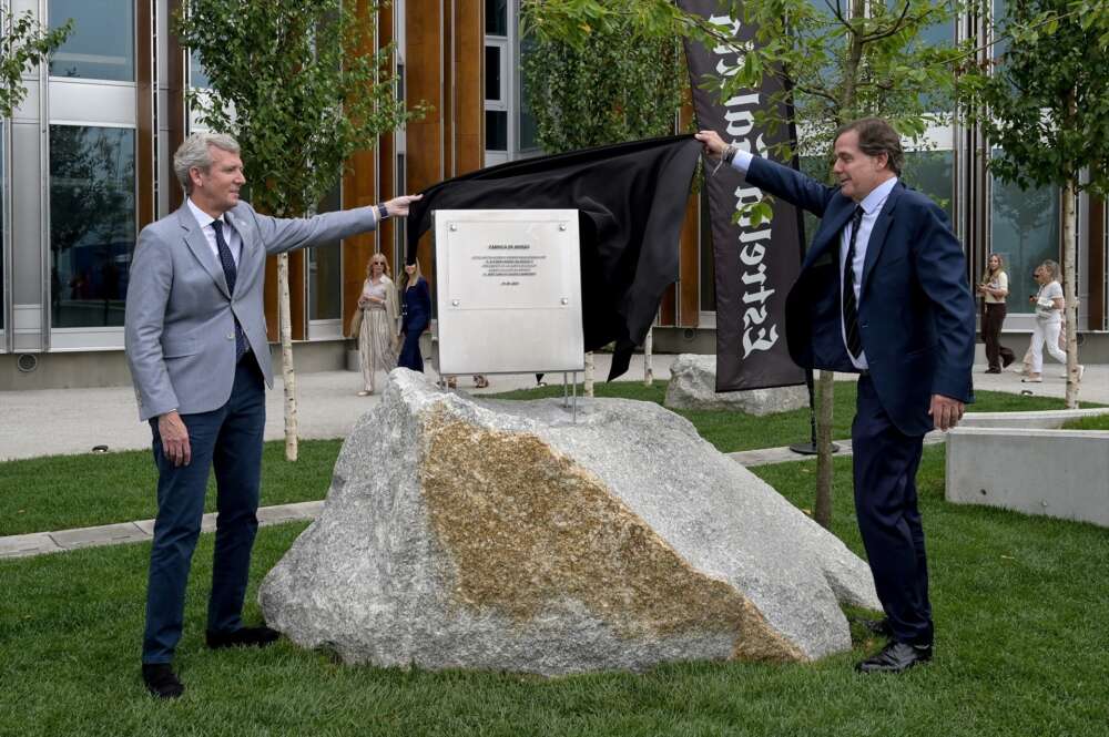 El presidente de la Xunta, Alfonso Rueda, y el presidente ejecutivo de Hijos de Rivera, Ignacio Rivera, durante la inauguración de la planta de Estrella Galicia en Morás / Europa Press