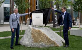 El presidente de la Xunta, Alfonso Rueda, y el presidente ejecutivo de Hijos de Rivera, Ignacio Rivera, durante la inauguración de la planta de Estrella Galicia en Morás / Europa Press