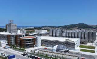 Vista exterior de la planta de Estrella Galicia en Morás (Arteixo)