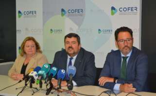 La presidenta de la Confederación de Empresarios de Cartagena, Ana Correa, junto al presidente de Cofer, Cristóbal Dobarro, y el presidente de la Confederación de Empresarios de Cádiz, José Andrés Santos / Cofer