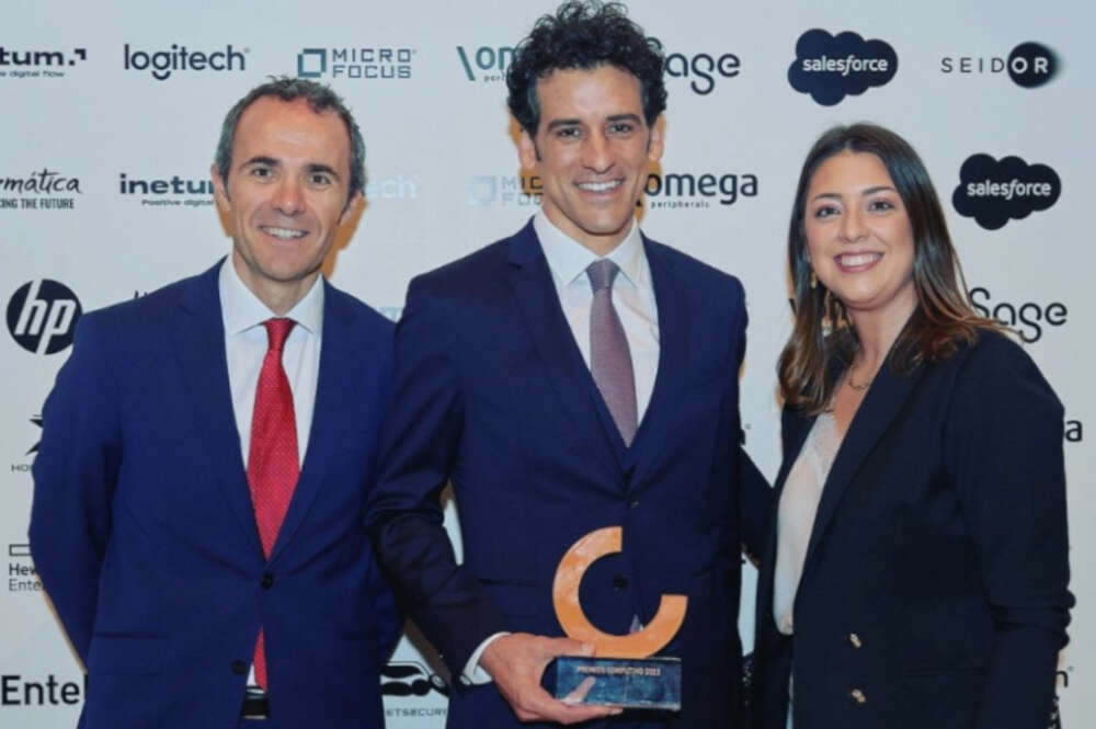Gonzalo Redondo, en el centro de la imagen, recibe como CEO de D3 el premio a la supercomputación y la inteligencia artificial en los Premios Computing 2022