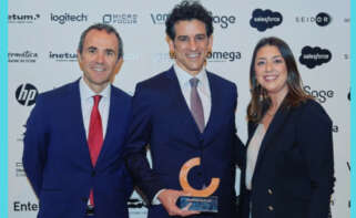Gonzalo Redondo, en el centro de la imagen, recibe como CEO de D3 el premio a la supercomputación y la inteligencia artificial en los Premios Computing 2022