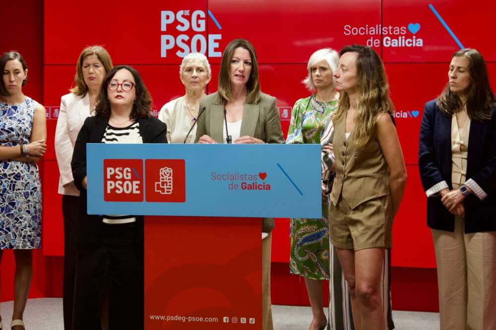 La secretaria de Organización del PSdeG, Lara Méndez, en rueda de prensa junto a distintas mujeres del partido - PSDEG
