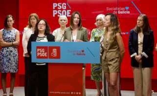 La secretaria de Organización del PSdeG, Lara Méndez, en rueda de prensa junto a distintas mujeres del partido - PSDEG