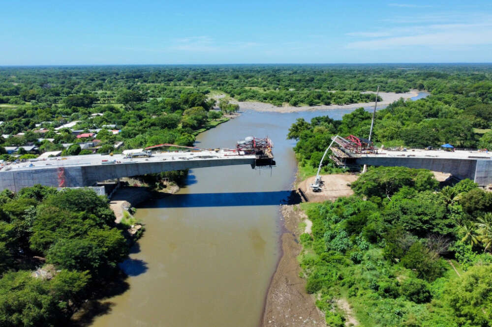 Imagen de los trabajos de Grupo Puentes en el Puente de Arce de El Salvador