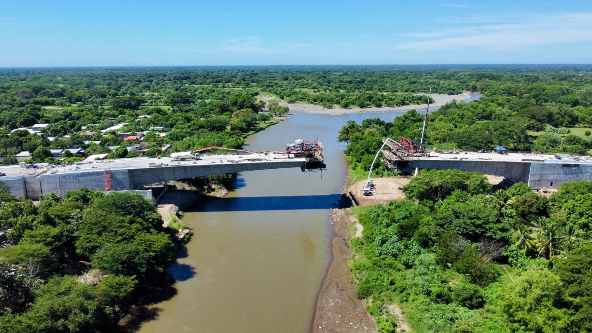 Imagen de los trabajos de Grupo Puentes en el Puente de Arce de El Salvador