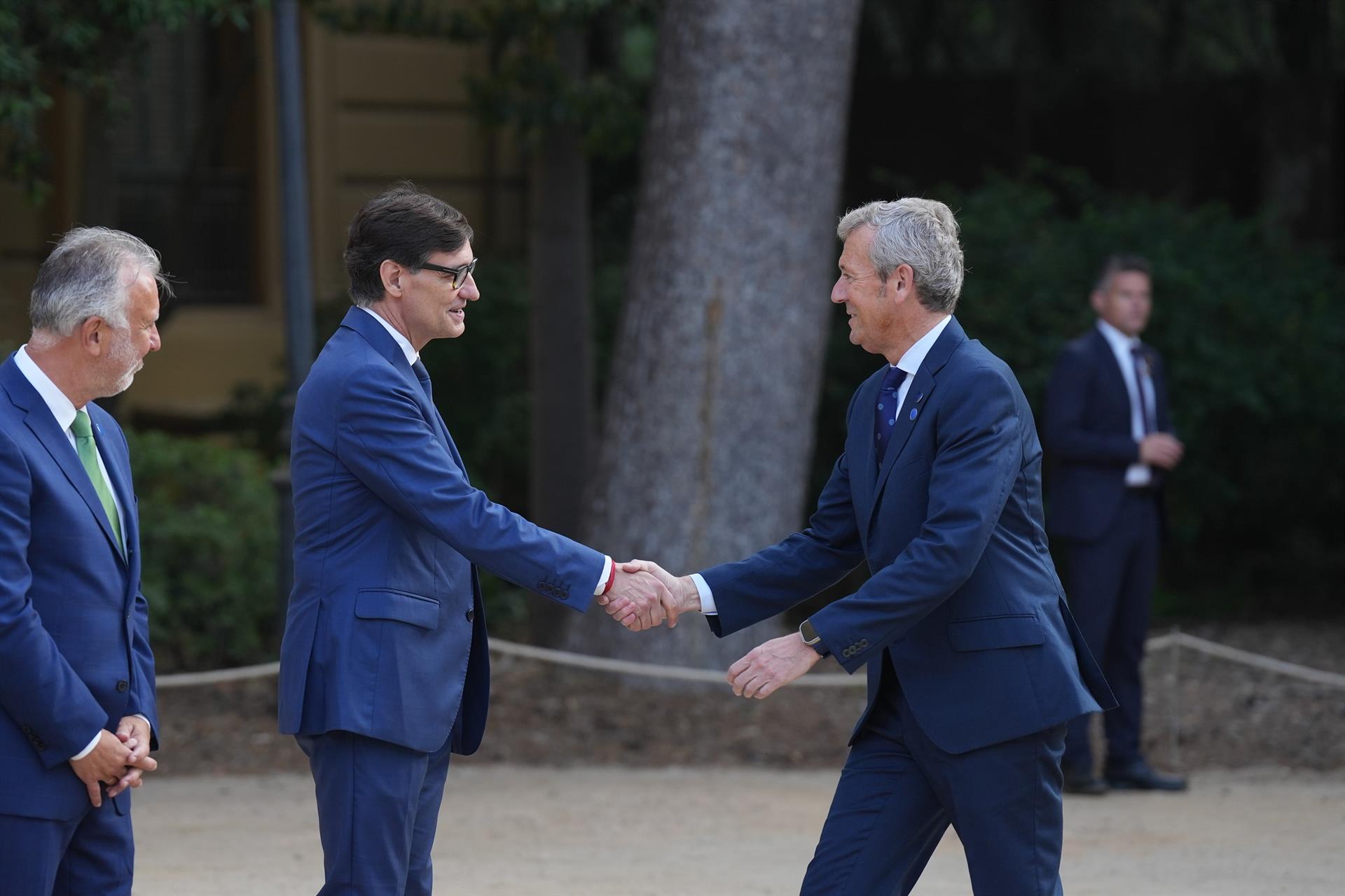 Alfonso Rueda saluda a Salvador Illa a su llegada a la Conferencia de Presidentes / Europa Press