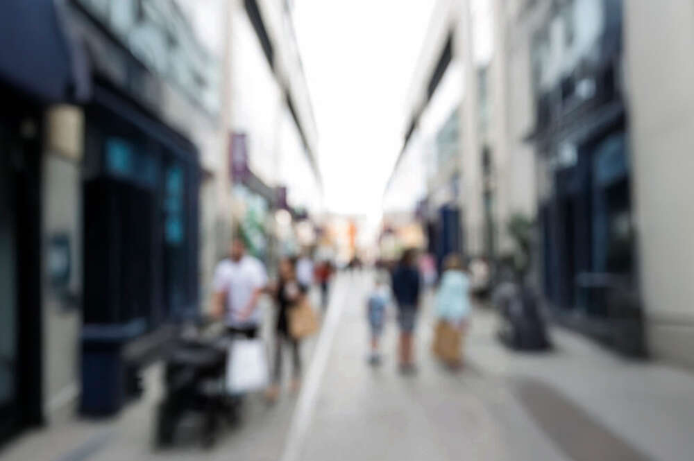 imagen de personas caminado por una calle de una ciudad