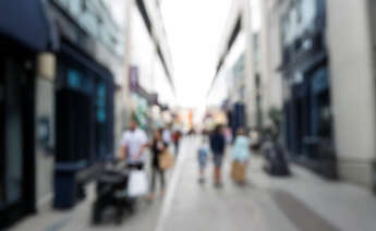imagen de personas caminado por una calle de una ciudad