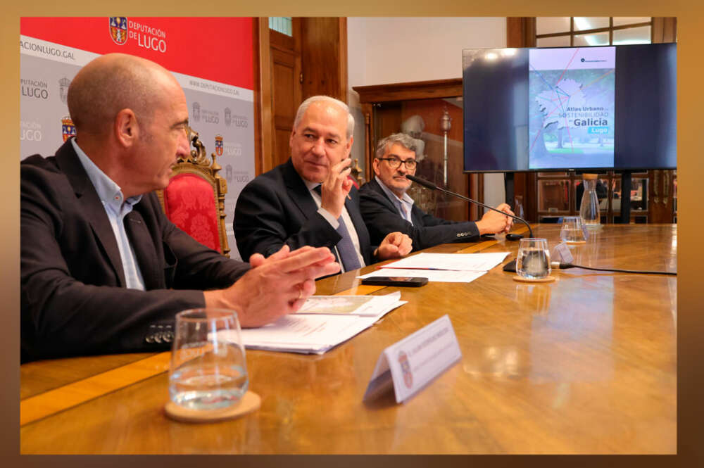 Julián Rodríguez, director de Economía Digital Galicia; José Tomé, presidente de la Deputación de Lugo; y Xosé Gabriel, coordinador del Atlas Urbano de la Sostenibilidad en Galicia
