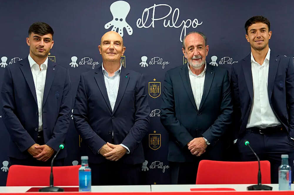 Presentación del nuevo traje oficial de elPulpo para la selección de fútbol