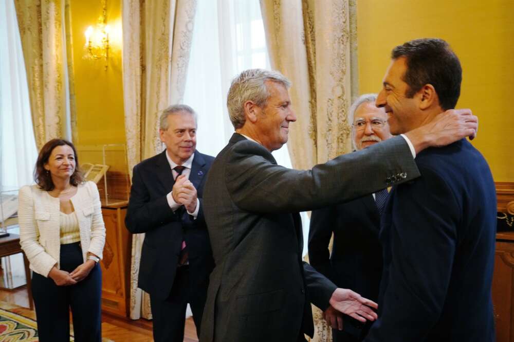 Alfonso Rueda, presidente de la Xunta, abraza al ya exconselleiro do Mar, Alfonso Villares, que dimitió de su cargo tras una investigación por una denuncia por agresión sexual