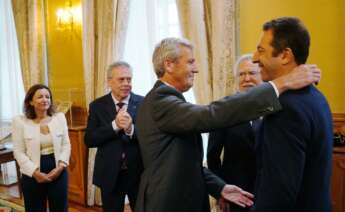 Alfonso Rueda, presidente de la Xunta, abraza al ya exconselleiro do Mar, Alfonso Villares, que dimitió de su cargo tras una investigación por una denuncia por agresión sexual