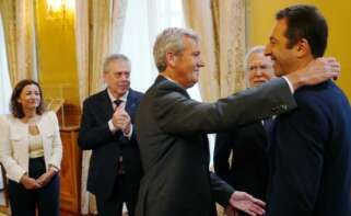 Alfonso Rueda, presidente de la Xunta, abraza al ya exconselleiro do Mar, Alfonso Villares, que dimitió de su cargo tras una investigación por una denuncia por agresión sexual