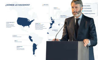 Enrique García Chillón, CEO de Profand, junto a un mapa de los centros productivos, plantas de acuicultura y flota del grupo