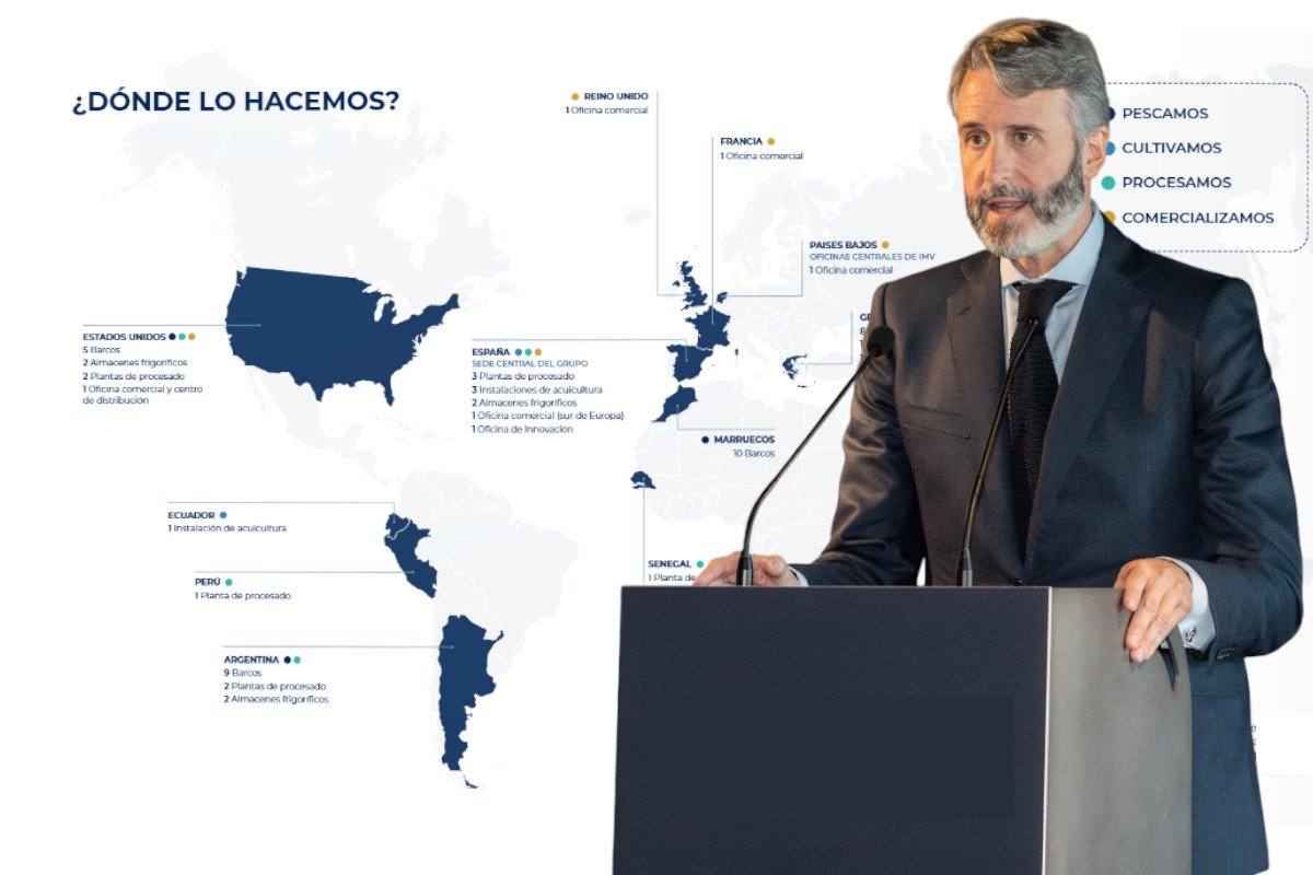 Enrique García Chillón, CEO de Profand, junto a un mapa de los centros productivos, plantas de acuicultura y flota del grupo