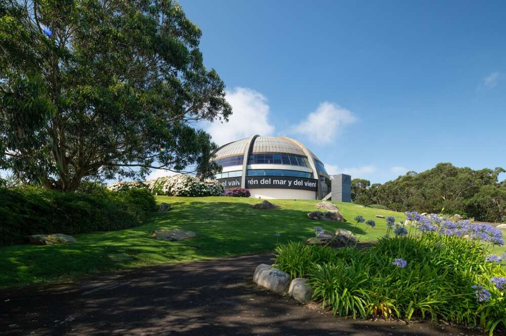 Zara amplía las actividades en la ciudad de su 50 aniversario con la restauración y apertura a partir del próximo 3 de julio de la Cúpula del Monte de San Pedro, en A Coruña, con una instalación cinética creada por la artista británica Es Devlin