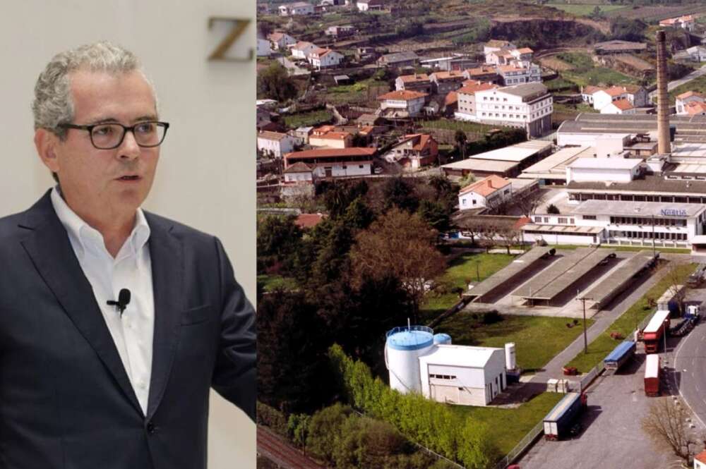 Pablo Isla, en una foto de archivo cuando era presidente de Inditex, al lado de una imagen de la factoría de Nestlé en Pontecesures (Pontevedra)