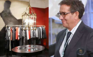 Jesús Domínguez al lado de un establecimiento de Carolina Herrera