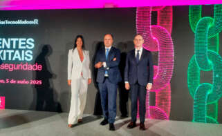 Silvia Leal,experta internacional en tecnología y tendencias de futuro; Alfredo Ramos, director de R y Masorange en Galicia; y Pedro Baños, Coronel de Infantería del Ejército