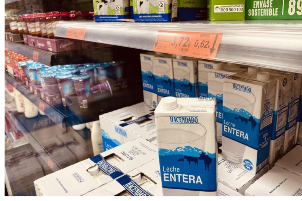 Cartón de leche de la marca Hacendado en un supermercado de Mercadona