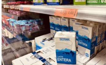 Cartón de leche de la marca Hacendado en un supermercado de Mercadona