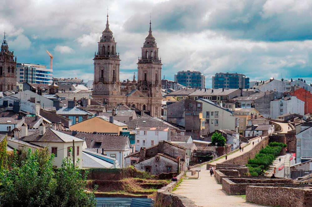 Imagen de Lugo con la muralla y la catedral de fondo