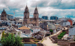 Imagen de Lugo con la muralla y la catedral de fondo