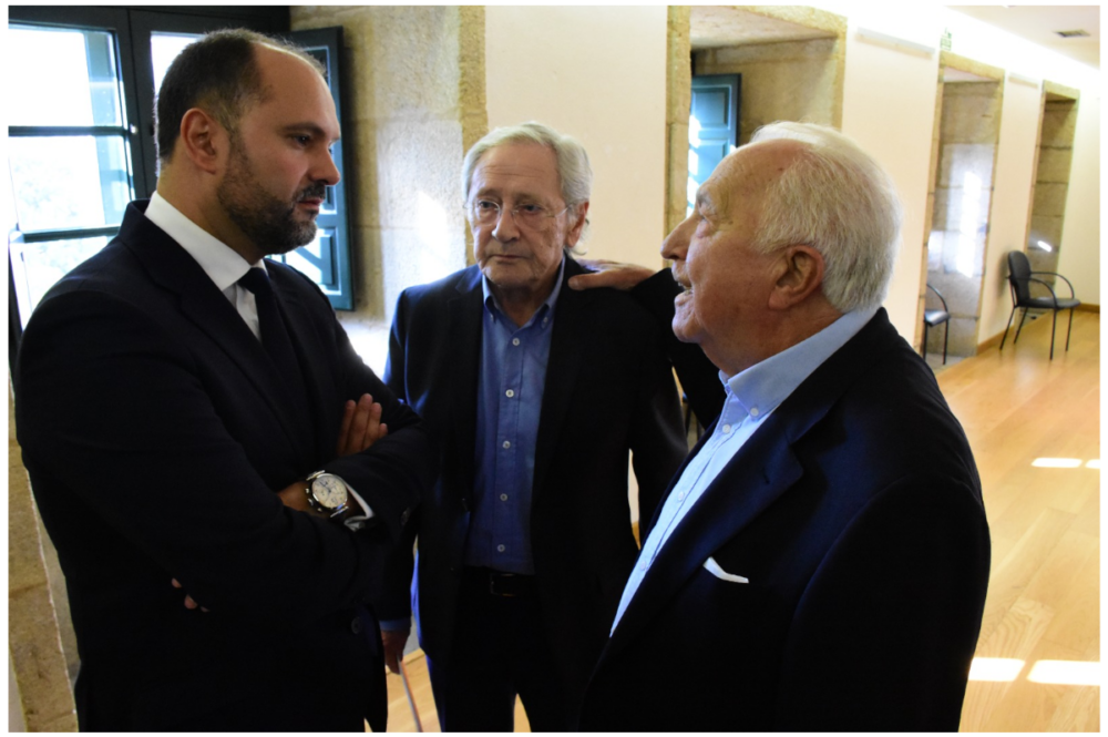 Manuel Torreiglesias y Fernando Ónega en el Concello de Pontedeume junto al alcalde Bernardo Fernández con motivo del nombramiento del presentador de Saber Vivir como hijo predilecto de la localidad / Concello de Pontedeume