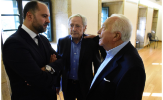 Manuel Torreiglesias y Fernando Ónega en el Concello de Pontedeume junto al alcalde Bernardo Fernández con motivo del nombramiento del presentador de Saber Vivir como hijo predilecto de la localidad / Concello de Pontedeume