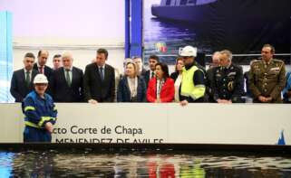 La ministra de Defensa, Margarita Robles, y el presidente de Navantia, Ricardo Domínguez, en un acto en el astillero de Ferrol / Raúl Lomba / Europa Press