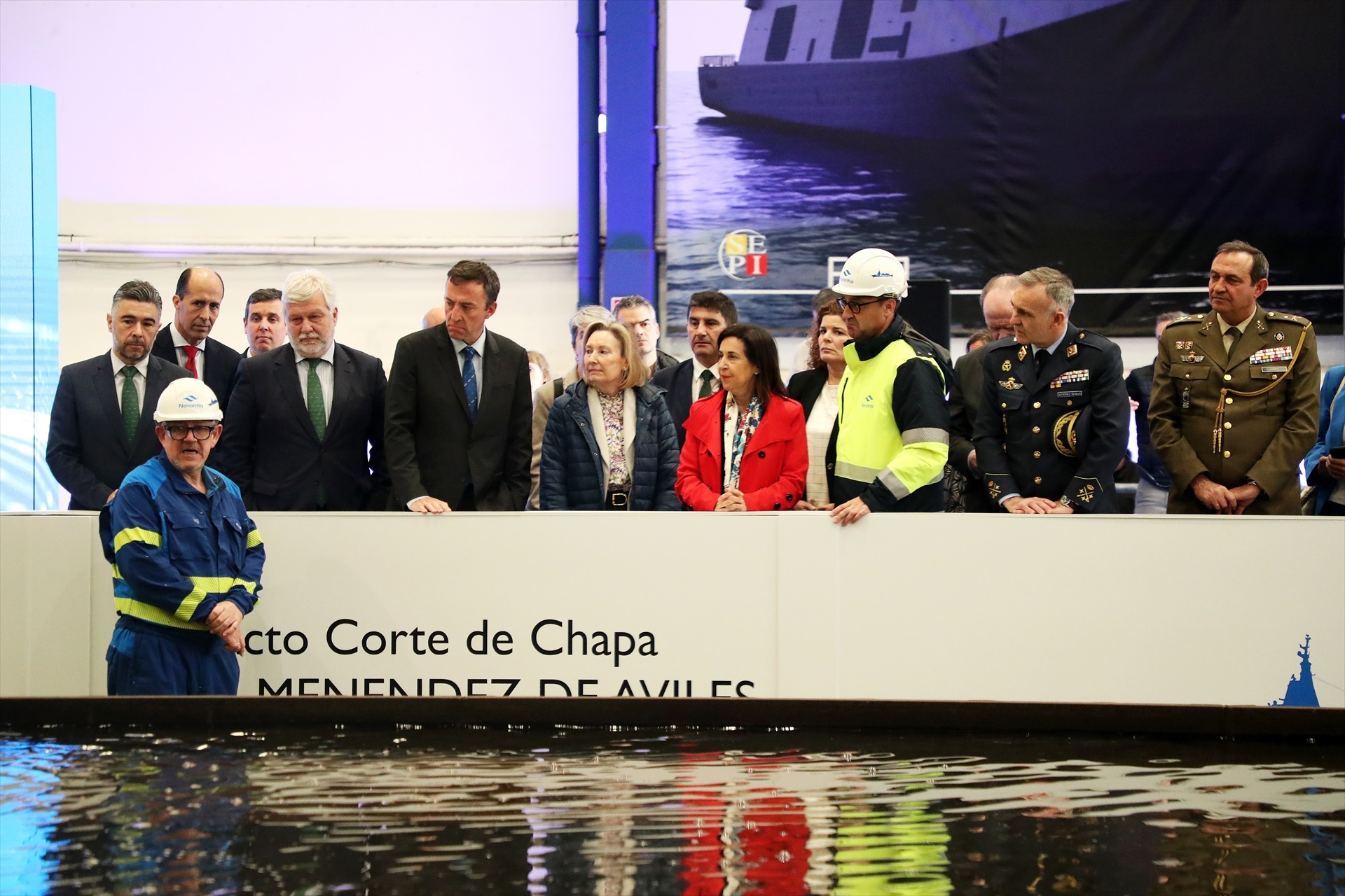 La ministra de Defensa, Margarita Robles, y el presidente de Navantia, Ricardo Domínguez, en un acto en el astillero de Ferrol / Raúl Lomba / Europa Press