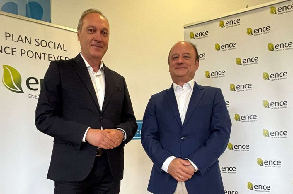 De izquierda a derecha Agustín Reguera Ocampo, delegado territorial de la Xunta en Pontevedra y Antonio Casal, director territorial de Ence en Galicia, en la presentación del Plan Social de Ence