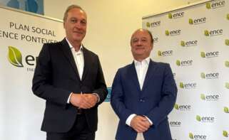 De izquierda a derecha Agustín Reguera Ocampo, delegado territorial de la Xunta en Pontevedra y Antonio Casal, director territorial de Ence en Galicia, en la presentación del Plan Social de Ence