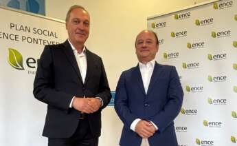 De izquierda a derecha Agustín Reguera Ocampo, delegado territorial de la Xunta en Pontevedra y Antonio Casal, director territorial de Ence en Galicia, en la presentación del Plan Social de Ence