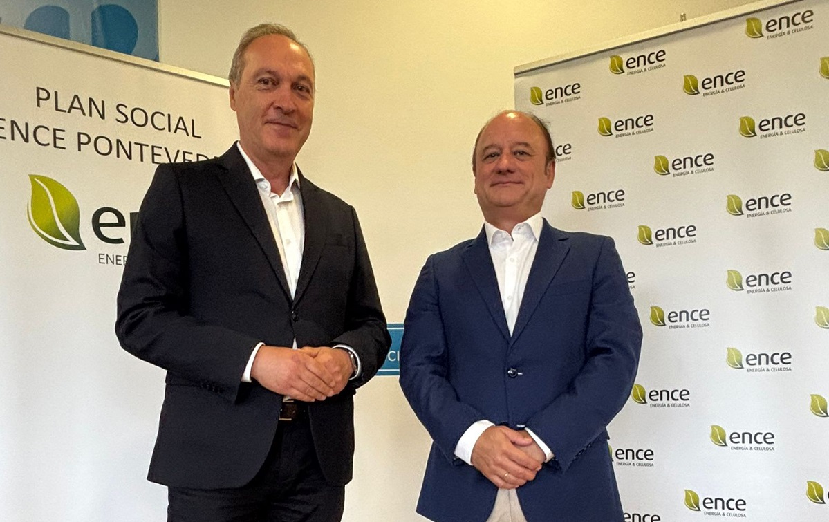 De izquierda a derecha Agustín Reguera Ocampo, delegado territorial de la Xunta en Pontevedra y Antonio Casal, director territorial de Ence en Galicia, en la presentación del Plan Social de Ence