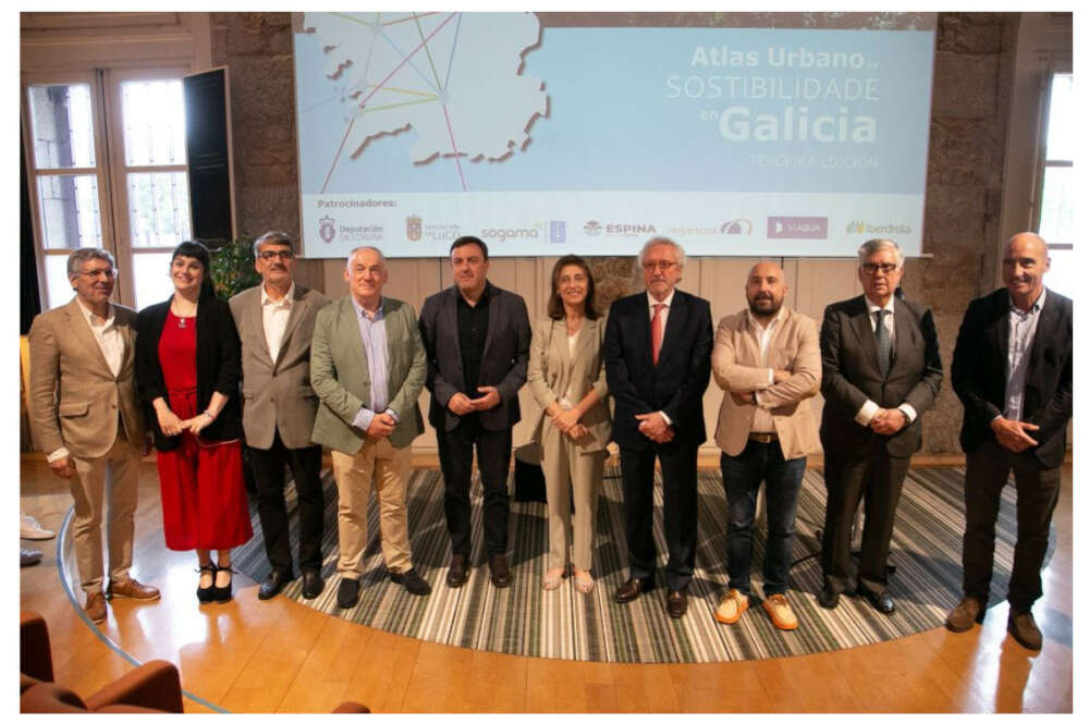 Foto de familia en la presentación del Atlas Urbano de la Sostenibilidad en Galicia, que se celebró este miércoles en la Fundación Paideia Galiza de A Coruña. De izquierda a derecha, Francisco Silva, Cristina Díaz Pardo, Xosé Gabriel Vázquez, Miguel Lorenzo, Valentín González Formoso, Ángeles Vázquez, Juan García, José Manuel Lage Tuñas, Juan Manuel Vieites y Julián Rodríguez / EDG