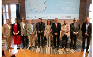 Foto de familia en la presentación del Atlas Urbano de la Sostenibilidad en Galicia, que se celebró este miércoles en la Fundación Paideia Galiza de A Coruña. De izquierda a derecha, Francisco Silva, Cristina Díaz Pardo, Xosé Gabriel Vázquez, Miguel Lorenzo, Valentín González Formoso, Ángeles Vázquez, Juan García, José Manuel Lage Tuñas, Juan Manuel Vieites y Julián Rodríguez / EDG