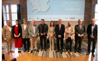 Foto de familia en la presentación del Atlas Urbano de la Sostenibilidad en Galicia, que se celebró este miércoles en la Fundación Paideia Galiza de A Coruña. De izquierda a derecha, Francisco Silva, Cristina Díaz Pardo, Xosé Gabriel Vázquez, Miguel Lorenzo, Valentín González Formoso, Ángeles Vázquez, Juan García, José Manuel Lage Tuñas, Juan Manuel Vieites y Julián Rodríguez / EDG