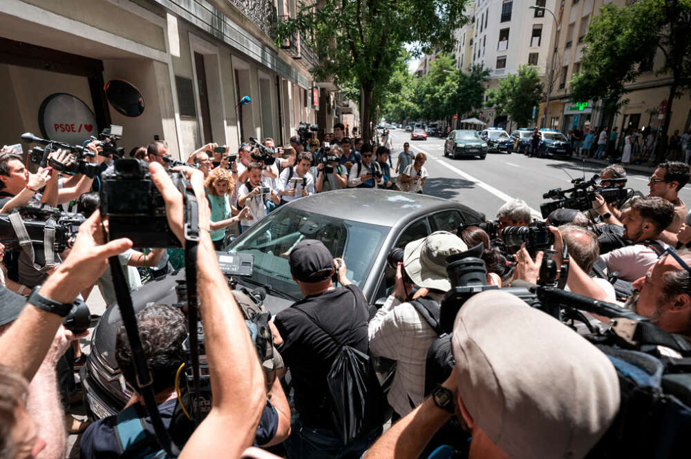 Agentes de la UCO salen en un vehículo de la sede del PSOE de la calle Ferraz