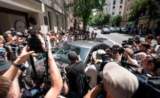 Agentes de la UCO salen en un vehículo de la sede del PSOE de la calle Ferraz