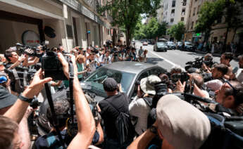 Agentes de la UCO salen en un vehículo de la sede del PSOE de la calle Ferraz