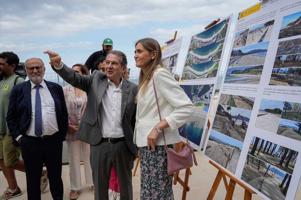 Sara Aagesen visita el sistema dunar de la playa de Samil en Vigo