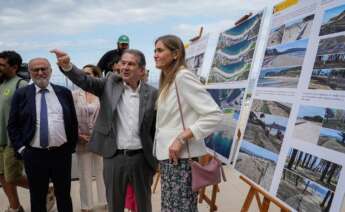 Sara Aagesen visita el sistema dunar de la playa de Samil en Vigo