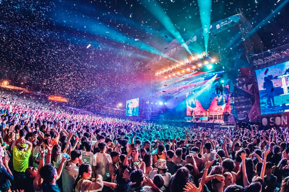 Personas en un concierto en el festival O son do camiño