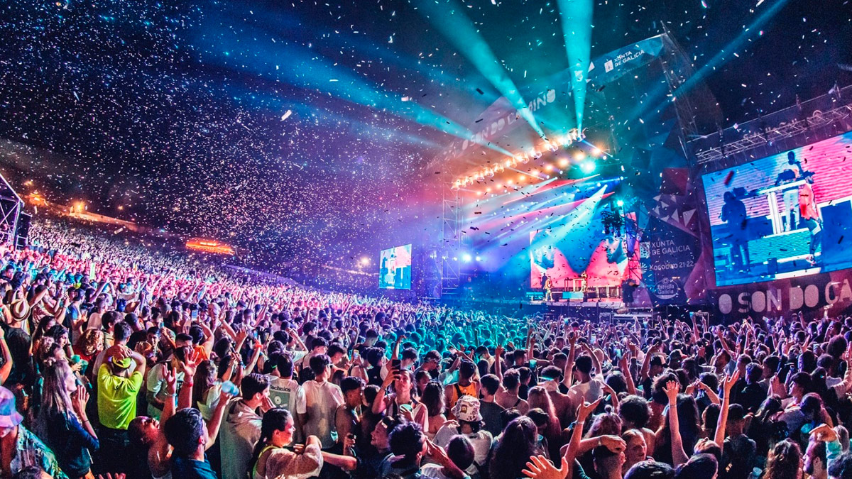 Personas en un concierto en el festival O son do camiño